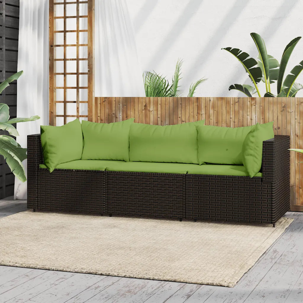 Divano da giardino in polyrattan marrone con cuscini verdi a tre posti