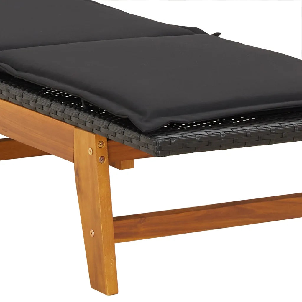 Dettaglio lettino: cuscino nero e tessuto in polyrattan nero sulla struttura in legno
