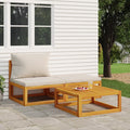 Set mobili da giardino in legno di acacia con divano e cuscini chiari, tavolino