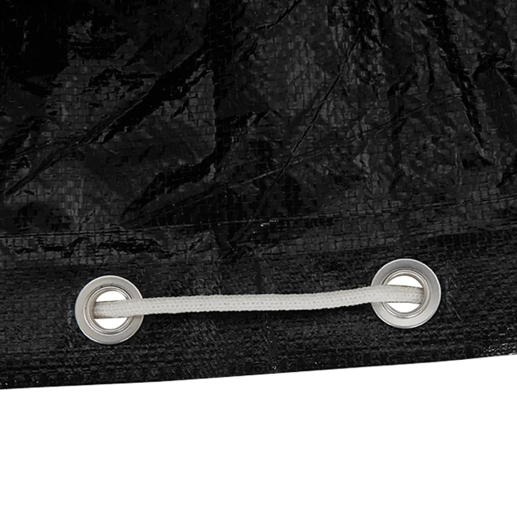 Dettaglio occhiello in metallo su copertura nera con laccetto