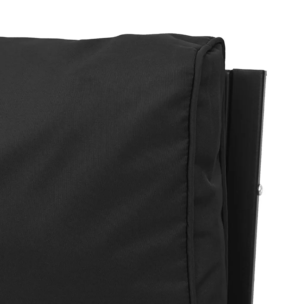 Dettaglio cuscino grigio scuro con cucitura e supporto in metallo nero