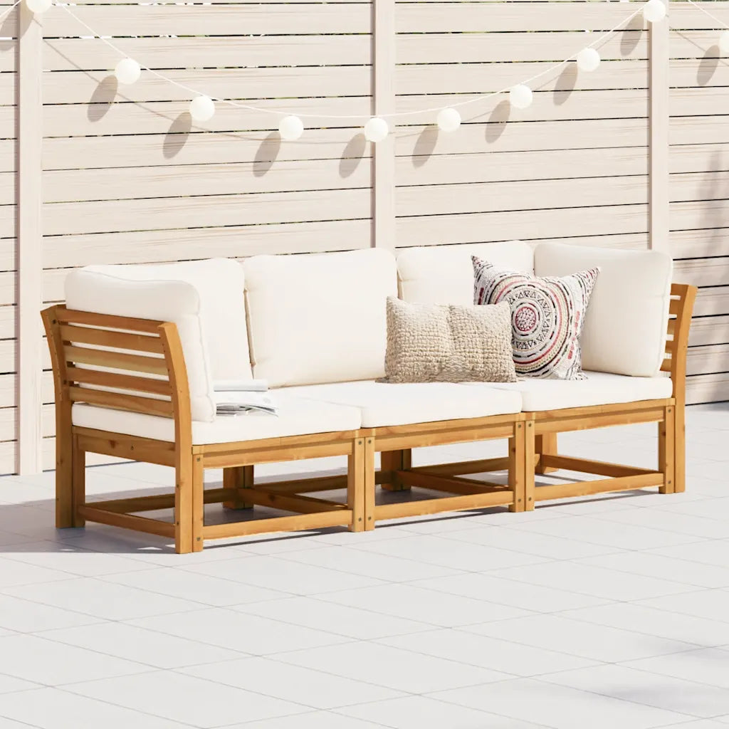 Divano da giardino in legno con cuscini bianchi e cuscino decorativo