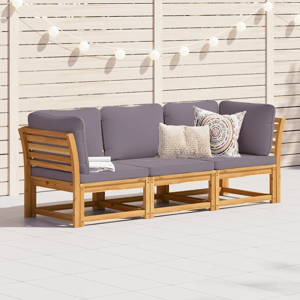 Divano da giardino in legno con cuscini grigi e cuscino decorativo, 3 posti