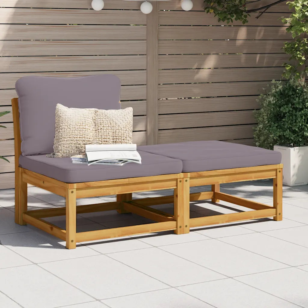 Panca da giardino in legno con cuscini grigi, cuscino decorativo beige e tavolino