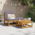 Set da giardino in legno con panca e tavolino, cuscini grigi e cuscino decorativo