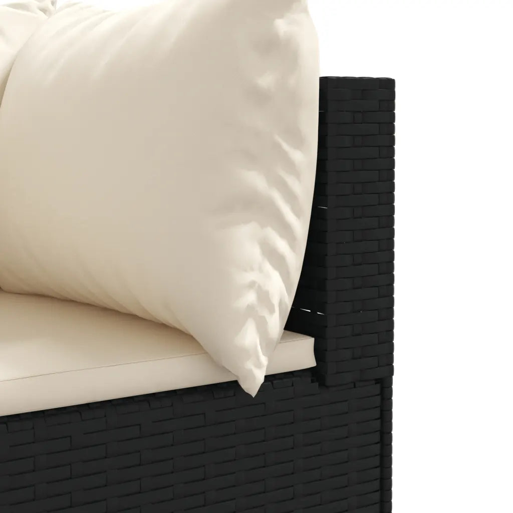Divano in polyrattan nero con cuscino bianco e struttura intrecciata, dettaglio