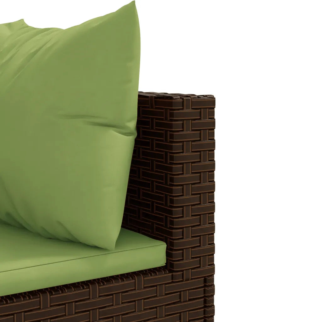Dettaglio poltrona da giardino: cuscino verde e bracciolo in polyrattan marrone