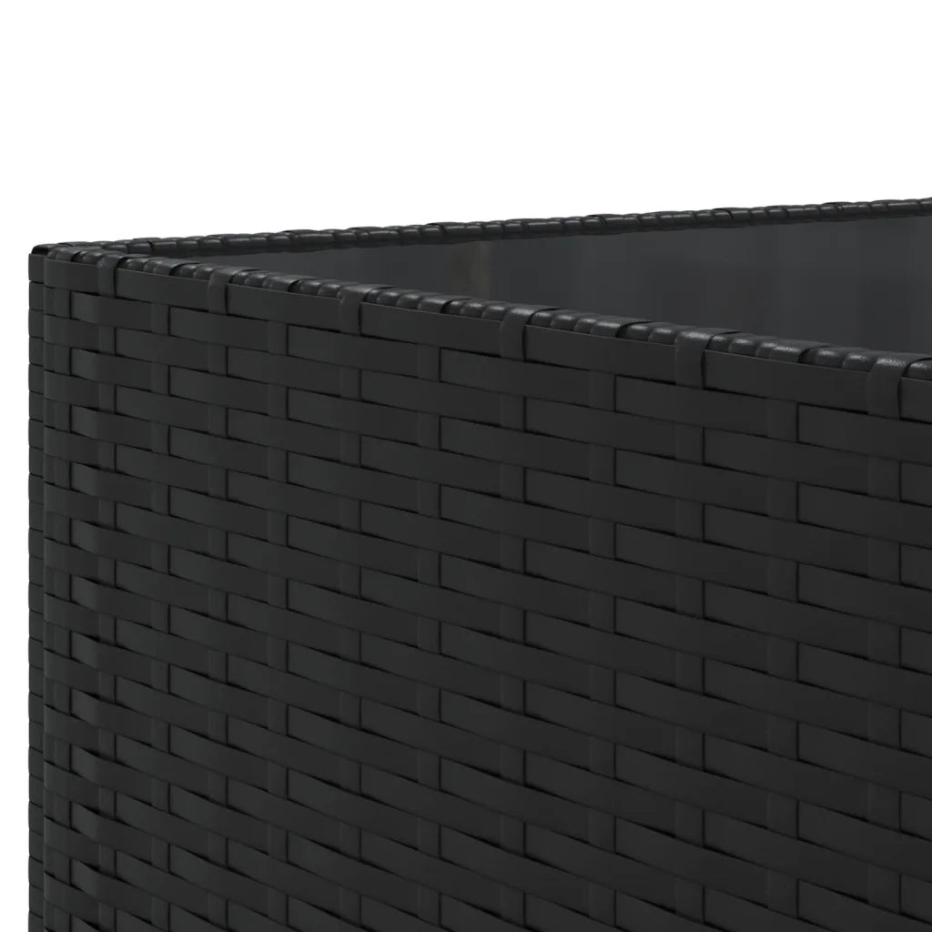 Dettaglio del rivestimento intrecciato in polyrattan nero della struttura