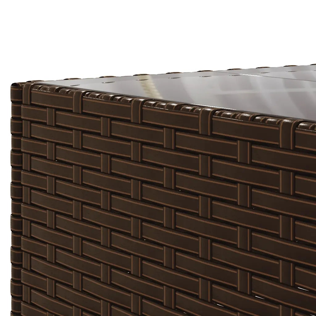 Dettaglio intreccio polyrattan marrone e piano in vetro del tavolino