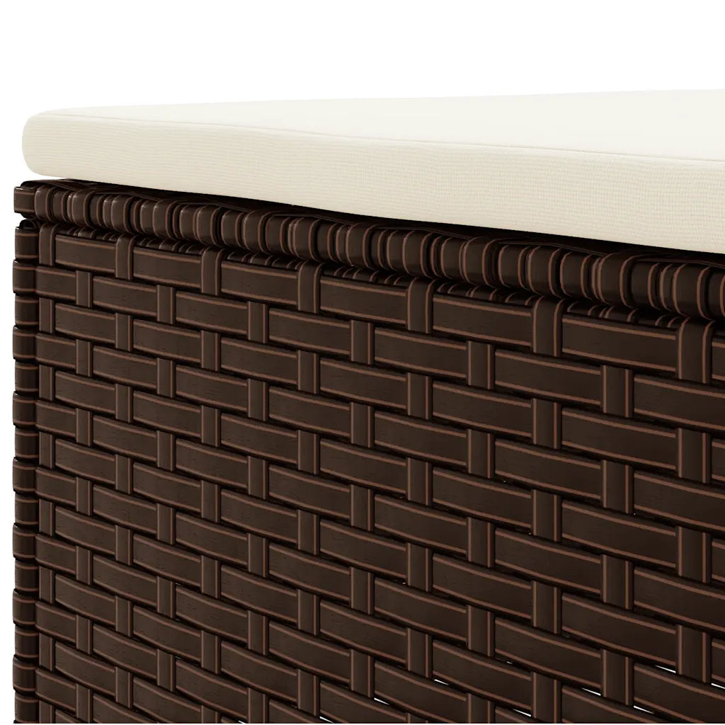 Dettaglio pannello intrecciato polyrattan marrone con bordo e cuscino chiaro