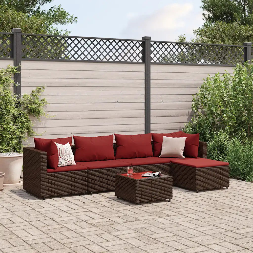 Set di mobili da giardino in polyrattan marrone con cuscini rossi, divano angolare e tavolino