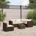 Set divanetto da giardino in polyrattan marrone con cuscini bianchi e tavolino centrale