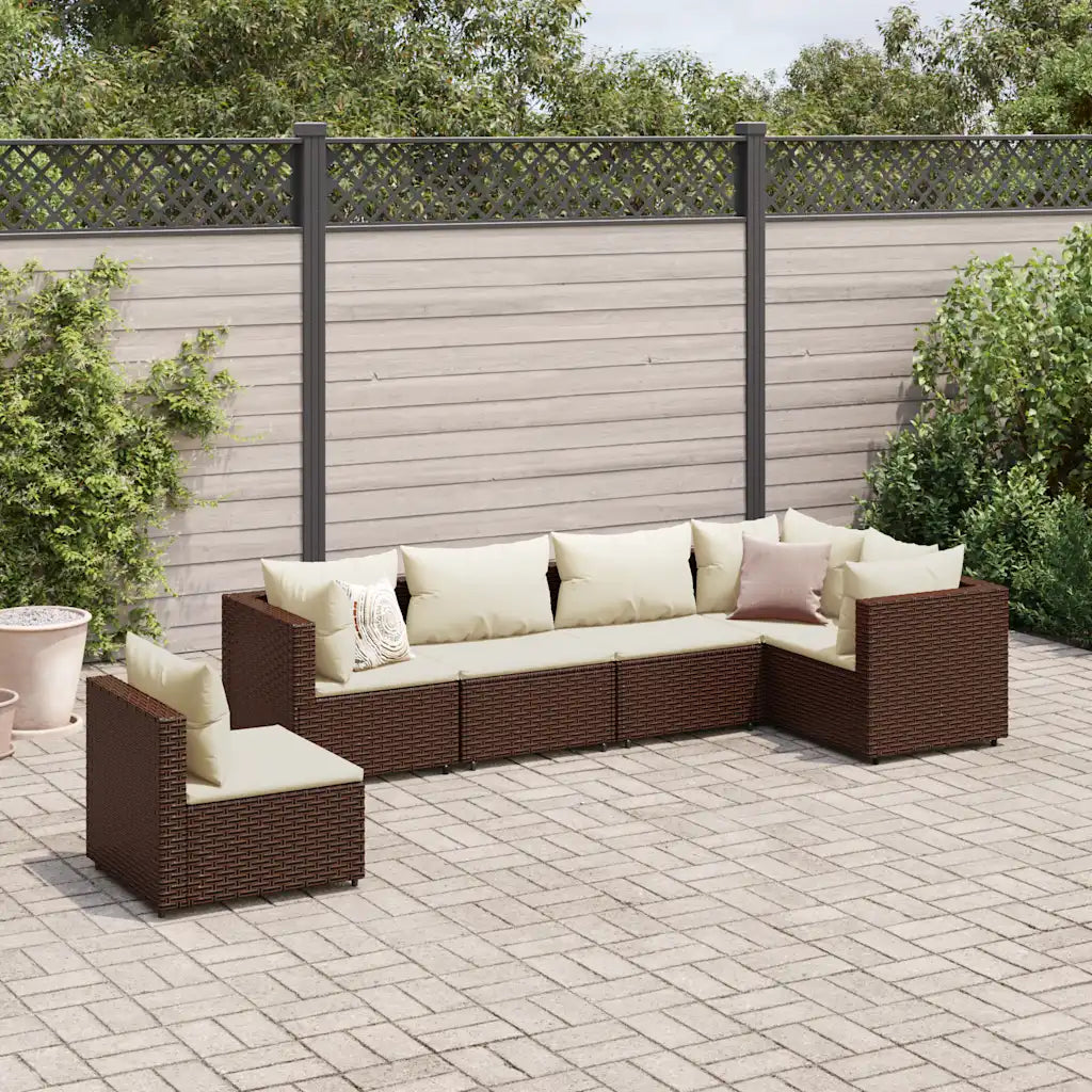 Set divano angolare da giardino con struttura marrone e cuscini crema