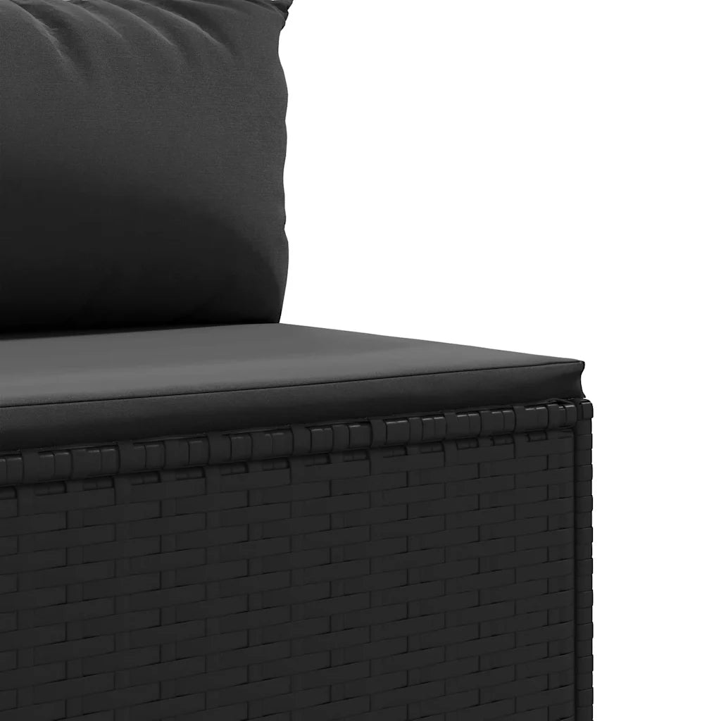 Dettaglio seduta: divano da esterno nero con cuscini imbottiti su base in polyrattan