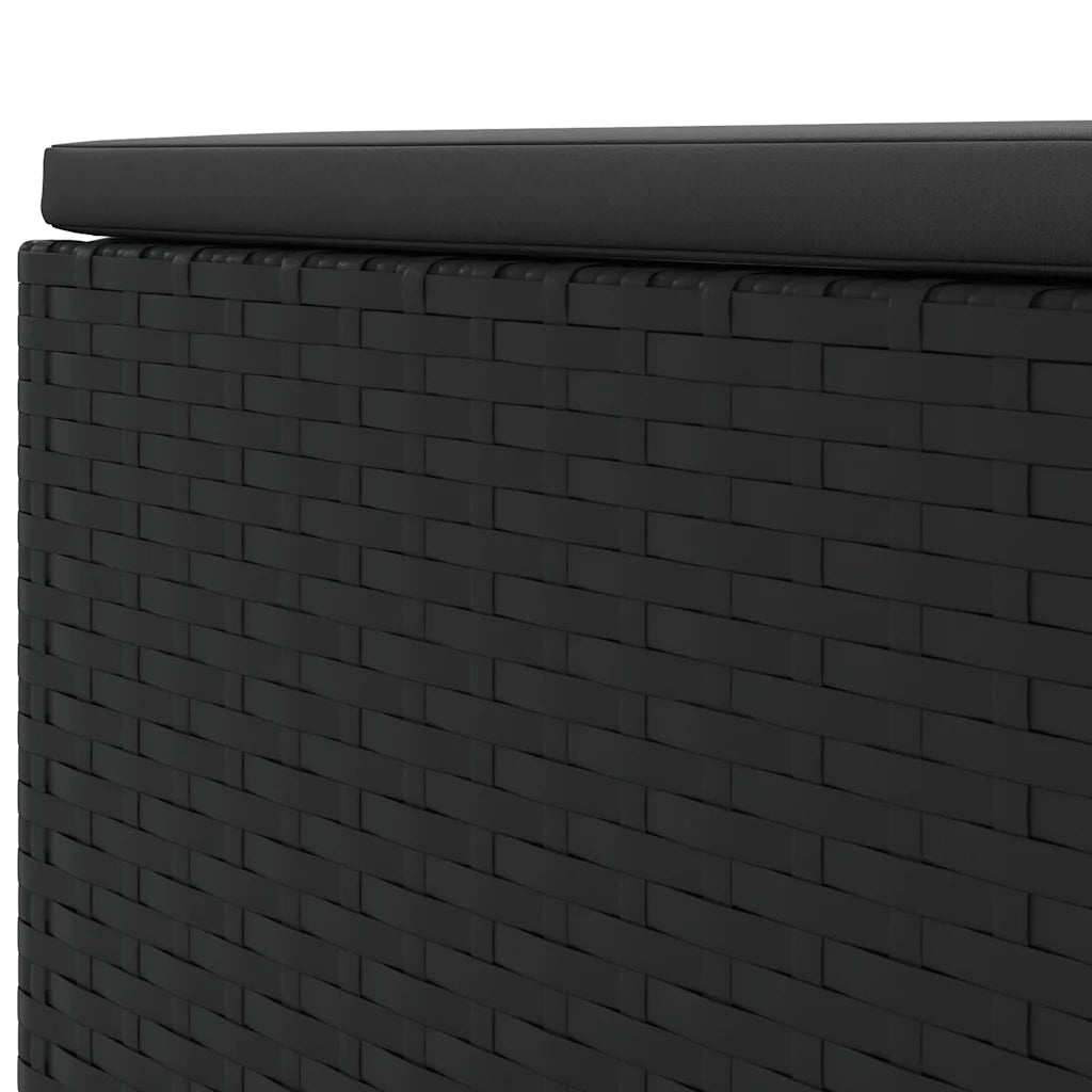 Dettaglio schienale e bordo del pouf nero con cuscino e intreccio in polyrattan