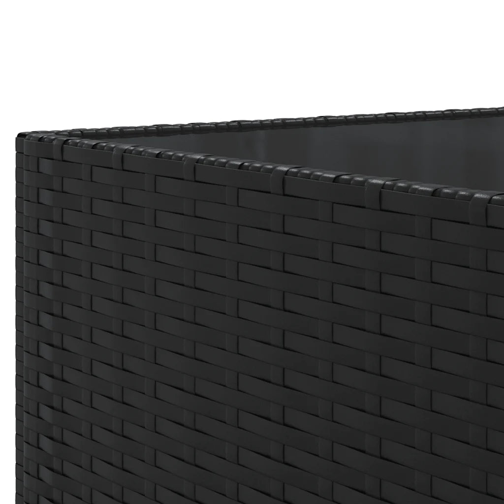 Dettaglio struttura in polyrattan nero con intreccio fitto e bordo superiore