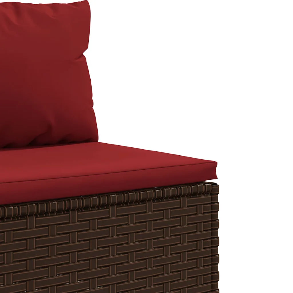 Dettaglio divano: cuscino rosso su seduta e struttura in polyrattan marrone