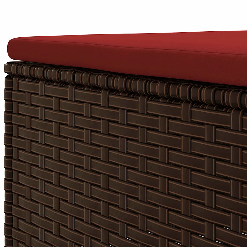 Dettaglio struttura in polyrattan marrone con piano del divano rosso