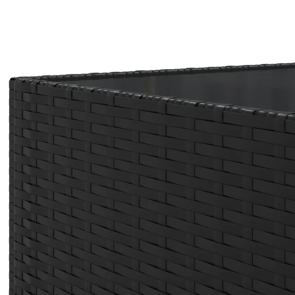 Struttura nera in rattan intrecciato con bordi angolari