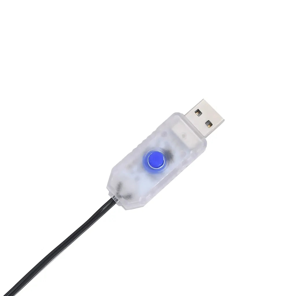 Connettore USB e scatolina della centralina per luci LED bianche calde dell’albero.
