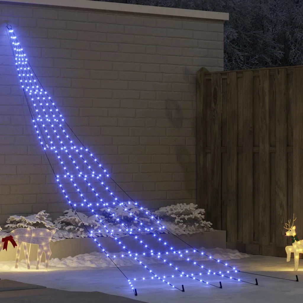 Albero di Natale LED blu con picchetti da terra, luci su struttura a cono.