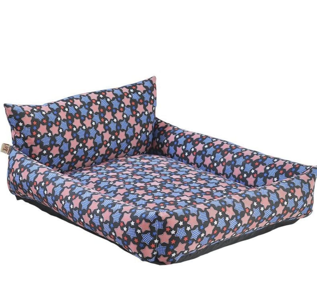 Cuccia imbottita per animali blu con stelle multicolori e bordi rialzati