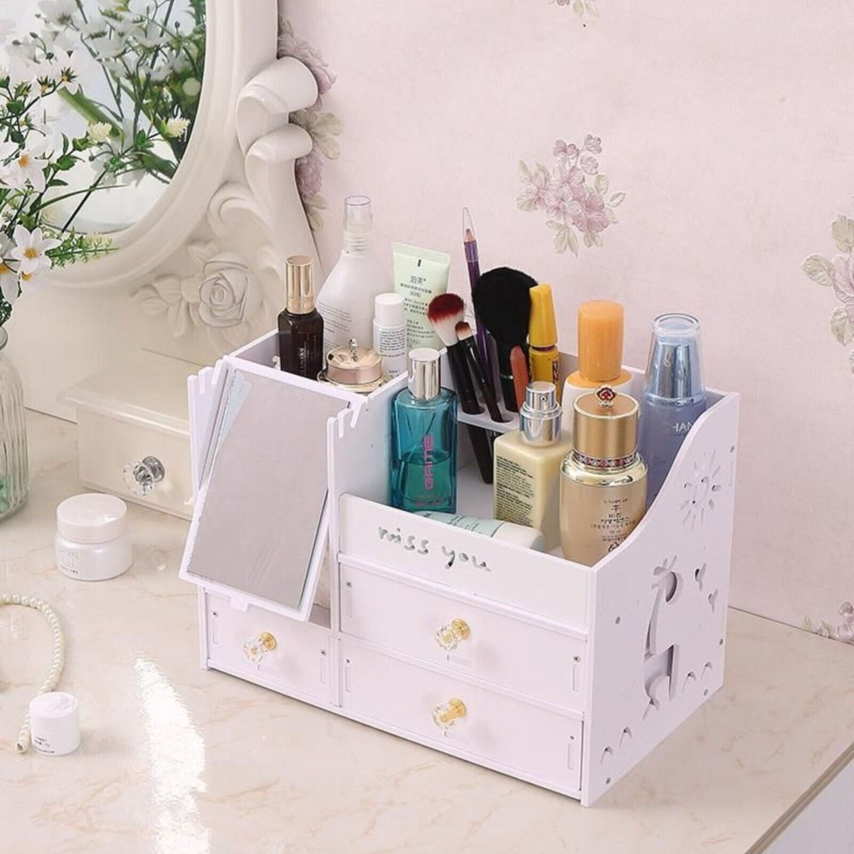 Organizer cosmetici bianco con cassetti e specchio, scomparti aperti per trucchi