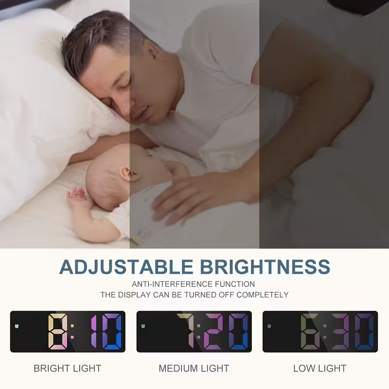 Sveglia digitale da comodino nera con display LED multicolore su diversi livelli di luce