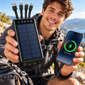 Power bank solare SKYLA SKY-2608 nero con pannello, display e cavi USB-C/Lightning.
