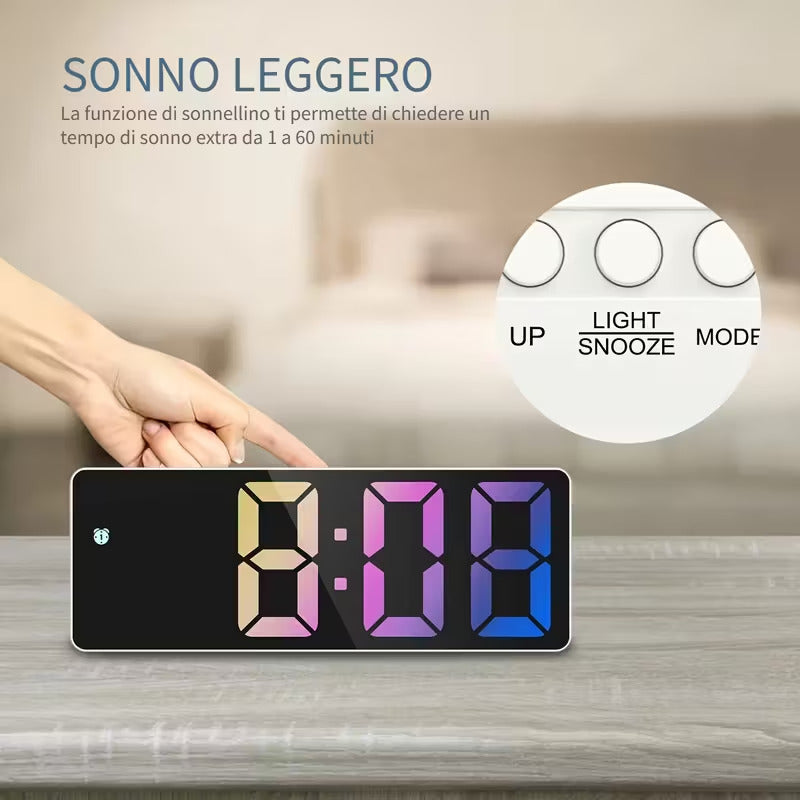 Sveglia digitale da comodino nera con display LED multicolore su piano