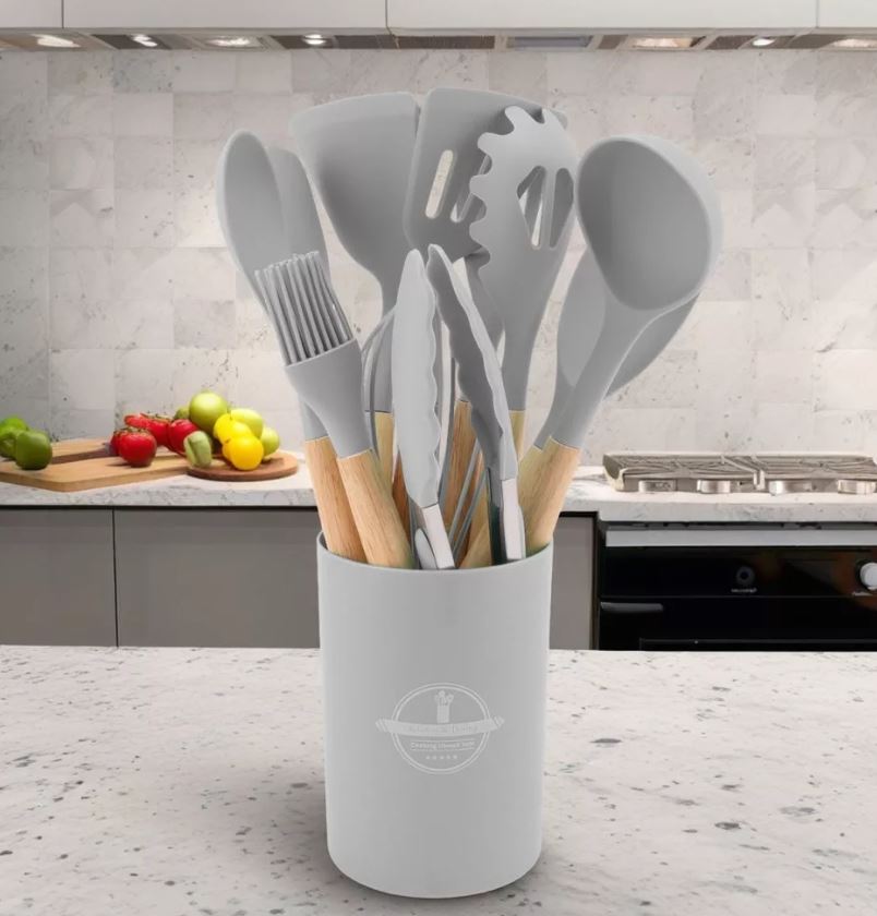 Set di utensili da cucina in silicone grigio con manici in legno, nel supporto