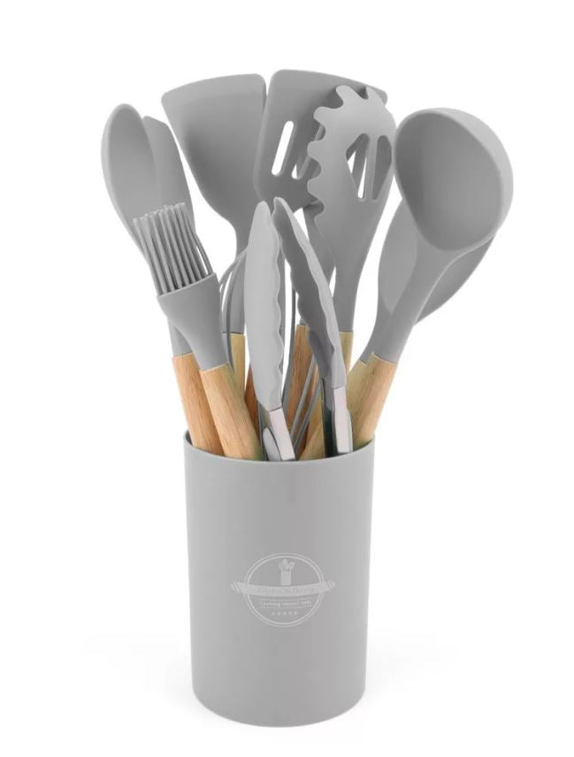 Set di utensili da cucina in silicone grigio con manici in legno, nel supporto