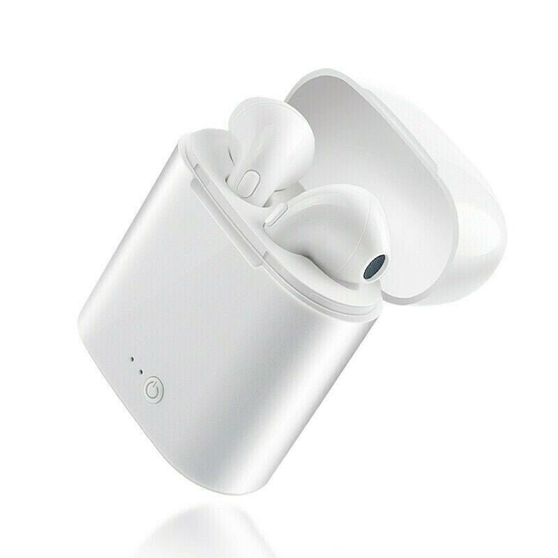 Auricolari Bluetooth bianchi con custodia di ricarica aperta