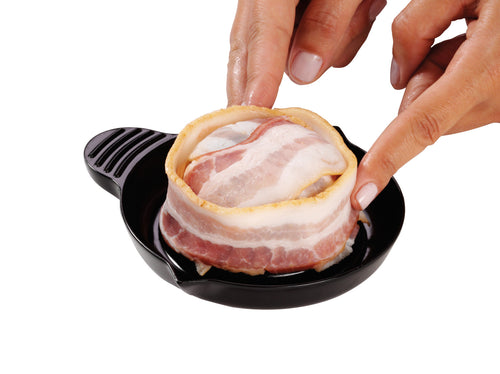 Stampo nero per bacon con fetta di pancetta cruda inserita