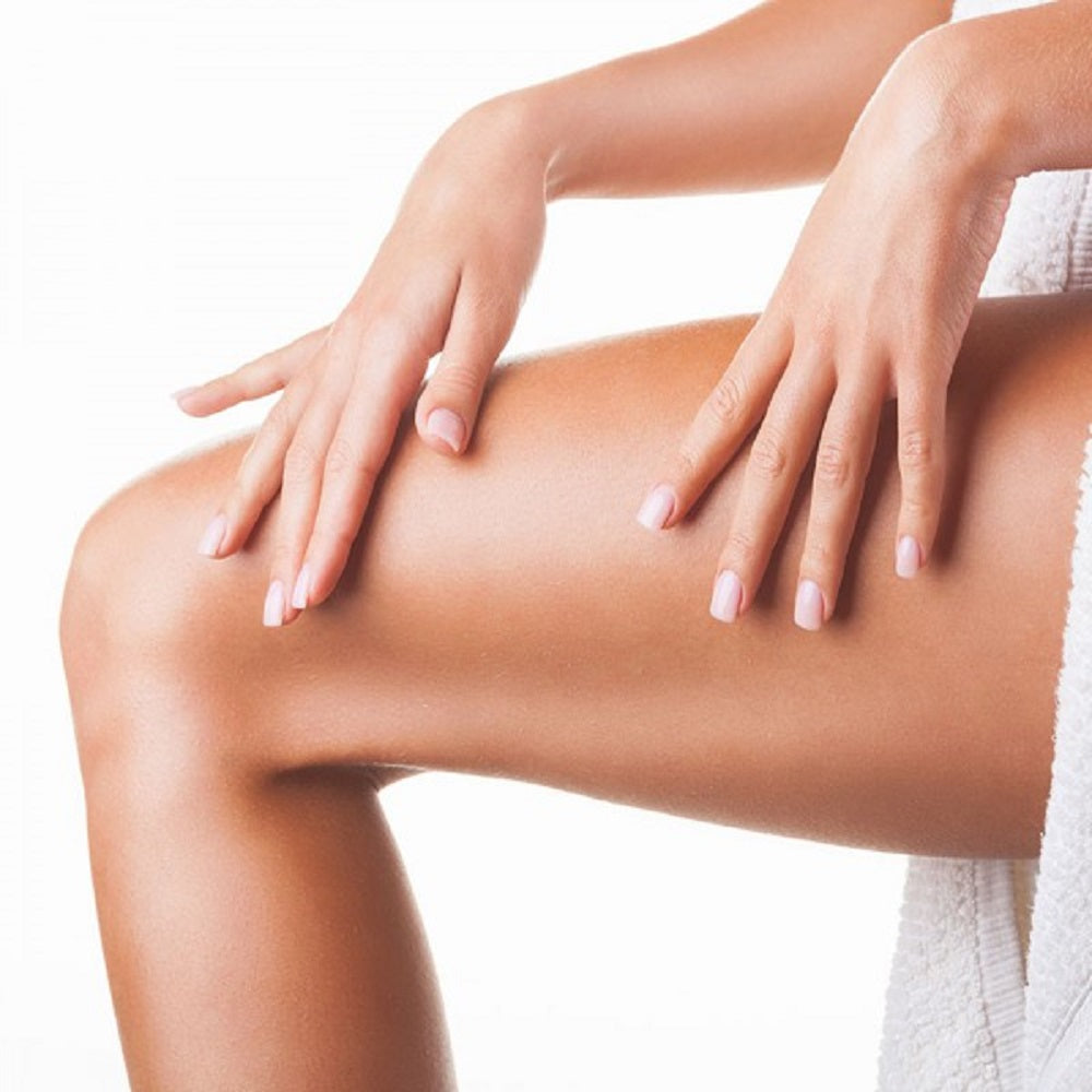 Spazzola esfoliante 4 in 1 usata sulla pelle, mani su braccio con asciugamano