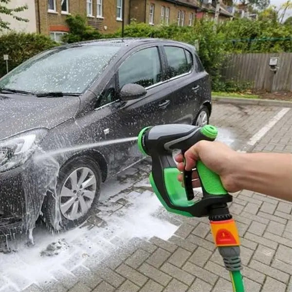 Idropulitrice portatile: pistola verde e nera che spruzza acqua sull’auto
