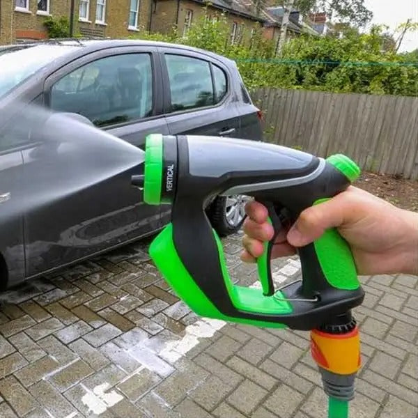 Idropulitrice portatile: pistola verde e nera con getto d’acqua su auto