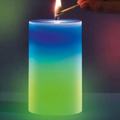 Candela cilindrica con bagliore blu e verde, fiamma accesa