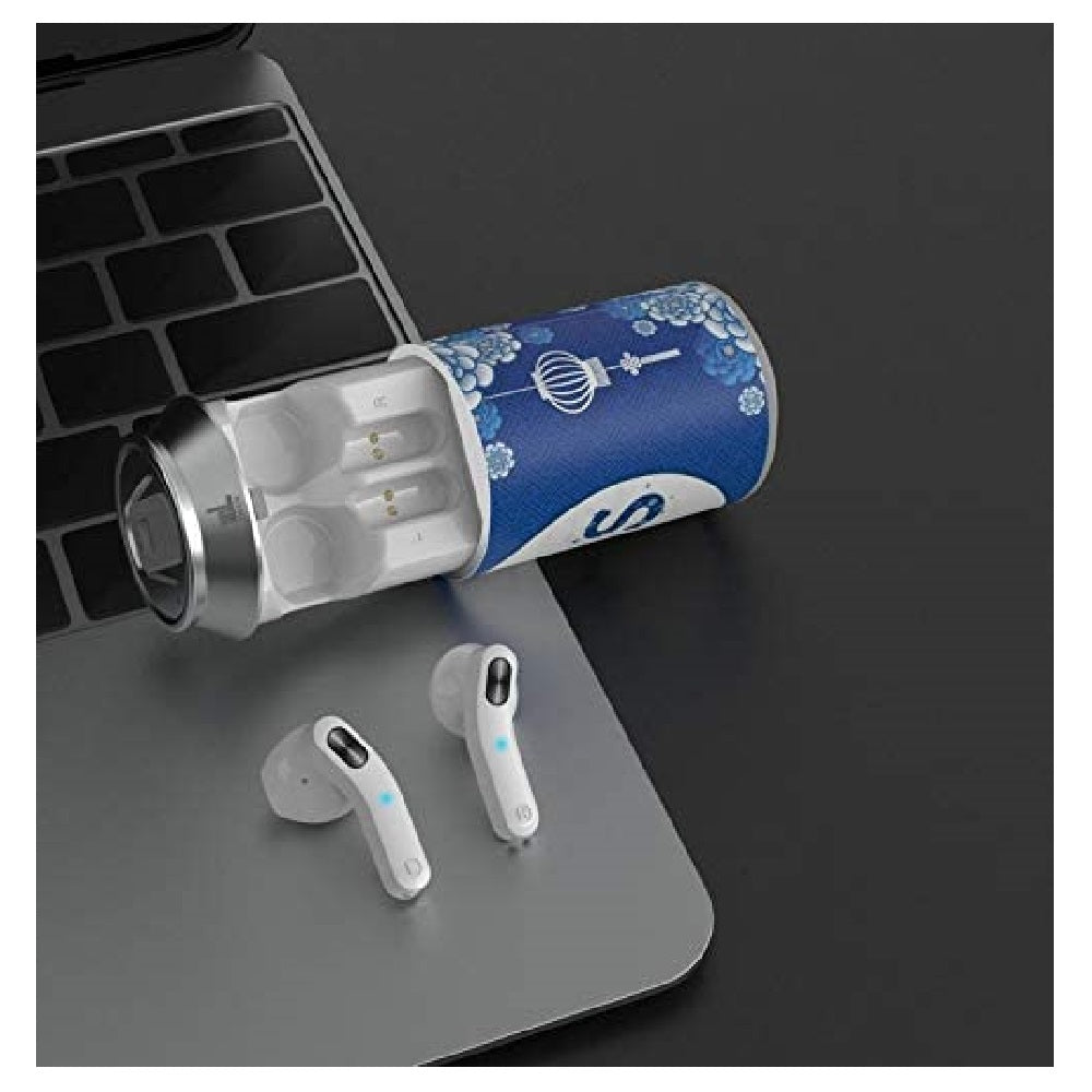 Auricolari TWS bianchi con custodia a lattina blu e due auricolari sul tavolo