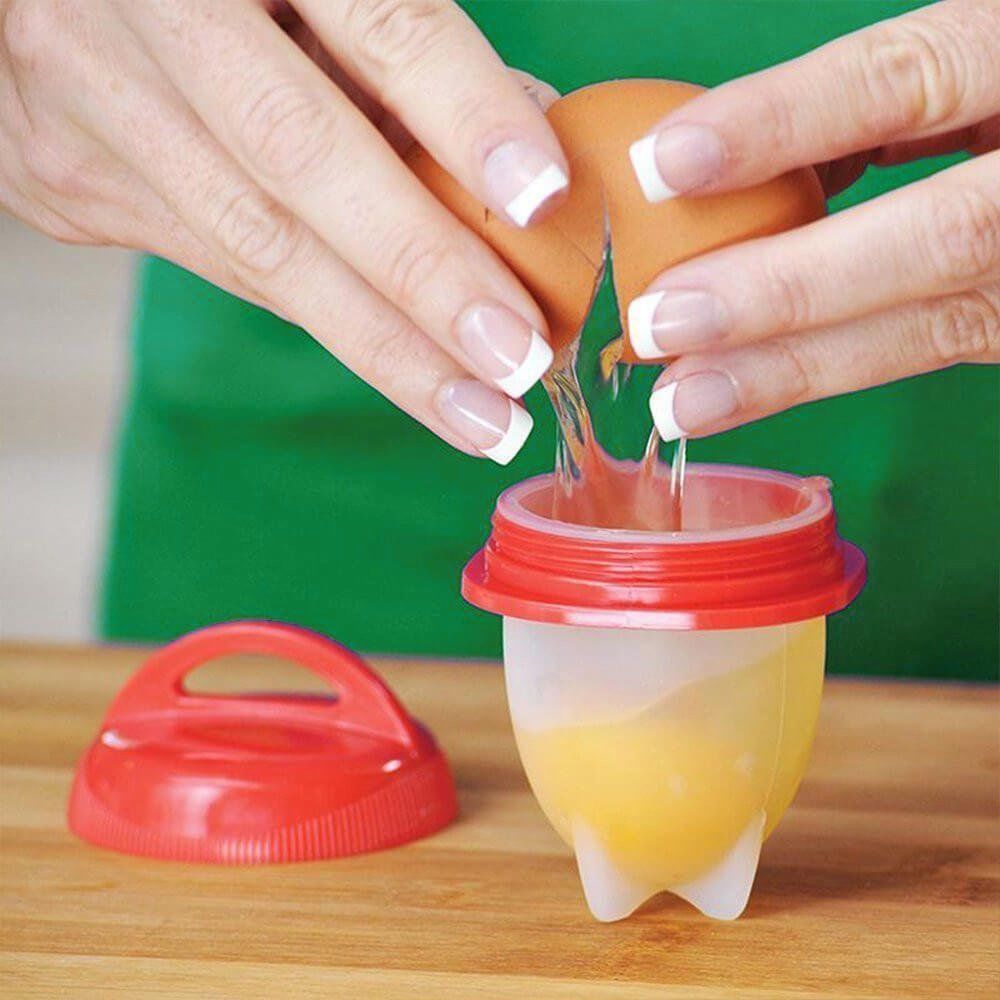 Cuociuovo in silicone con tazza bianca e coperchio rosso, uovo versato