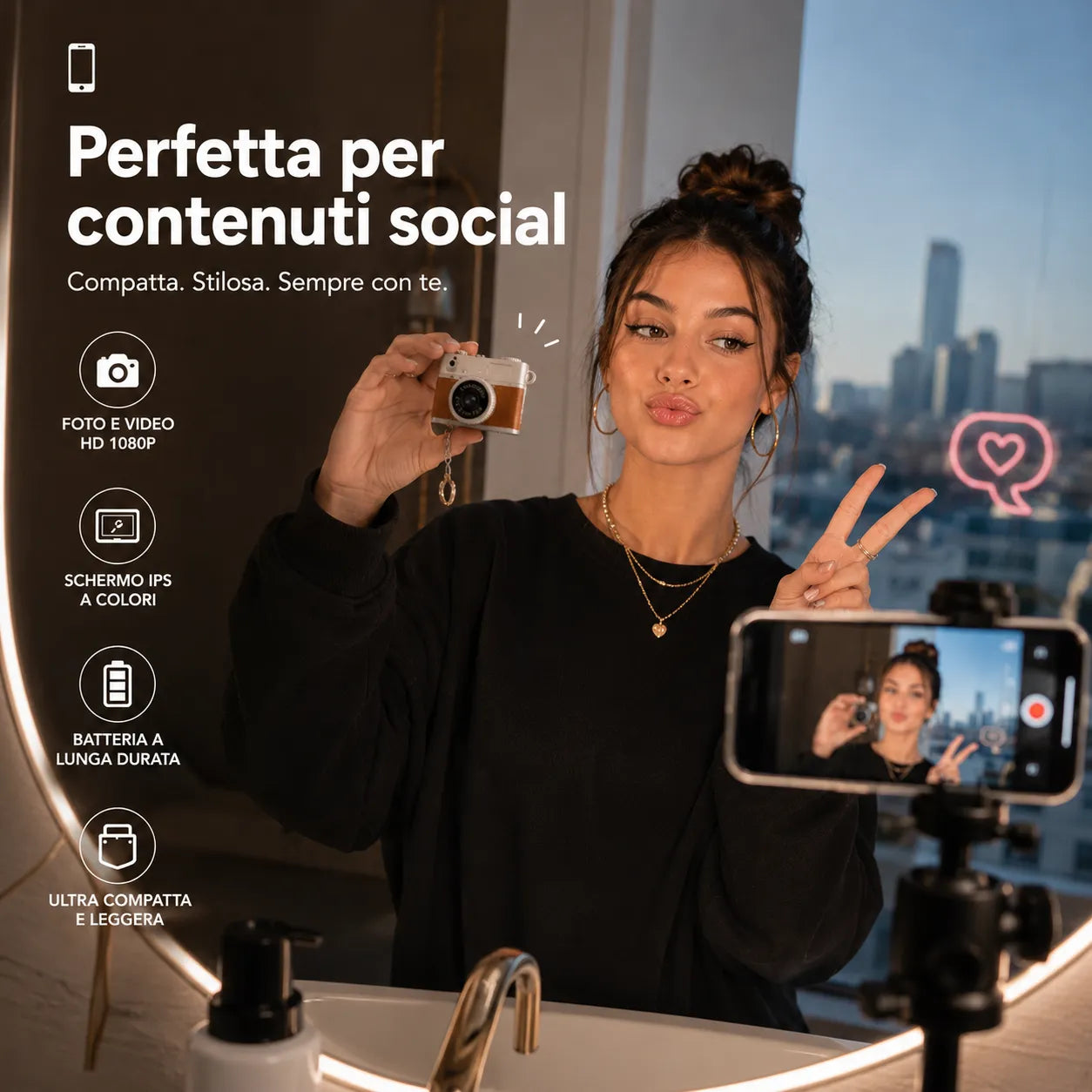 Mini fotocamera portachiavi retrò in mano, scocca argento e inserti marroni.