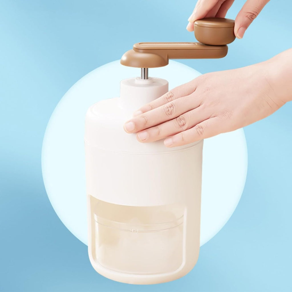 Tritaghiaccio manuale bianco con leva marrone e coperchio sollevato.
