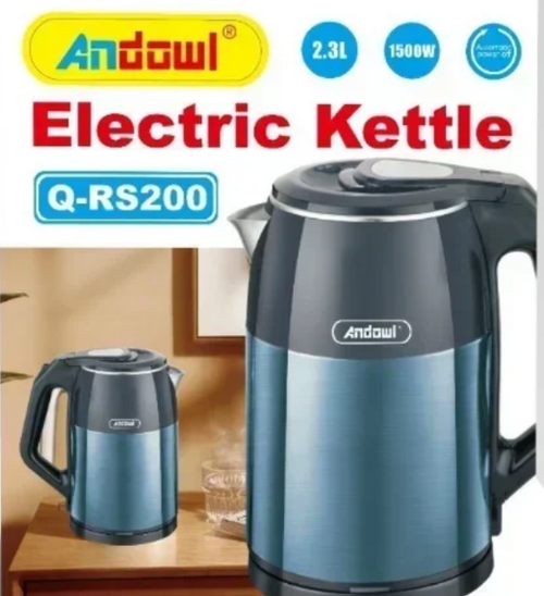 Bollitore elettrico blu con base e sportello di presa sul lato