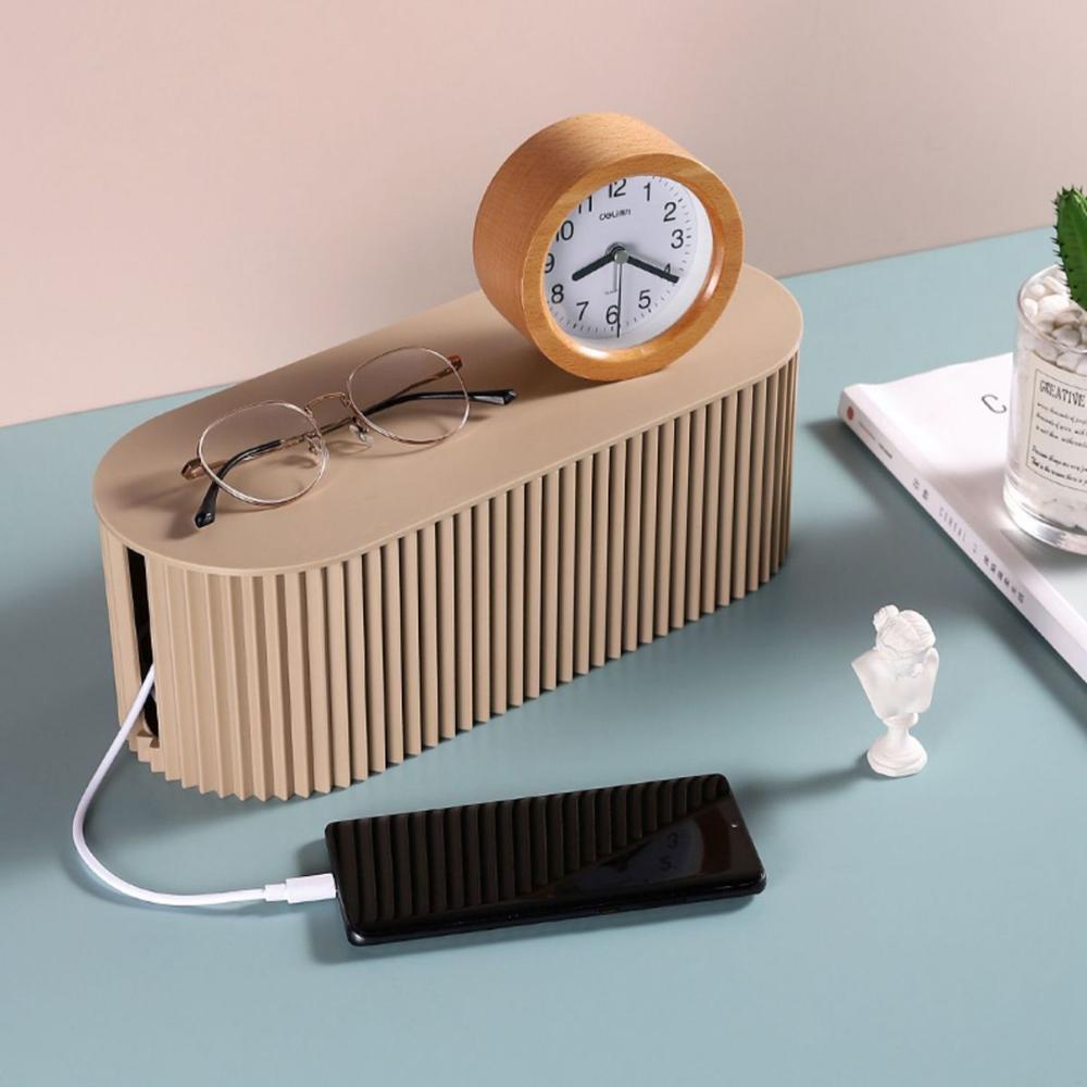Scatola organizer beige per cavi, con coperchio bianco e fessure per alimentatori