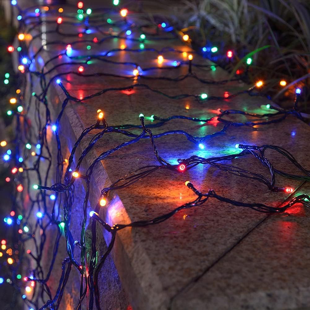 Catena luminosa LED solare con fili e luci multicolore su superficie esterna