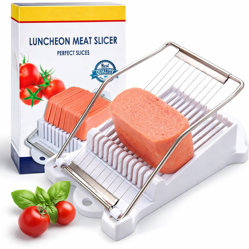 Affettatrice per carne con telaio in acciaio e base bianca, fette di carne arancione