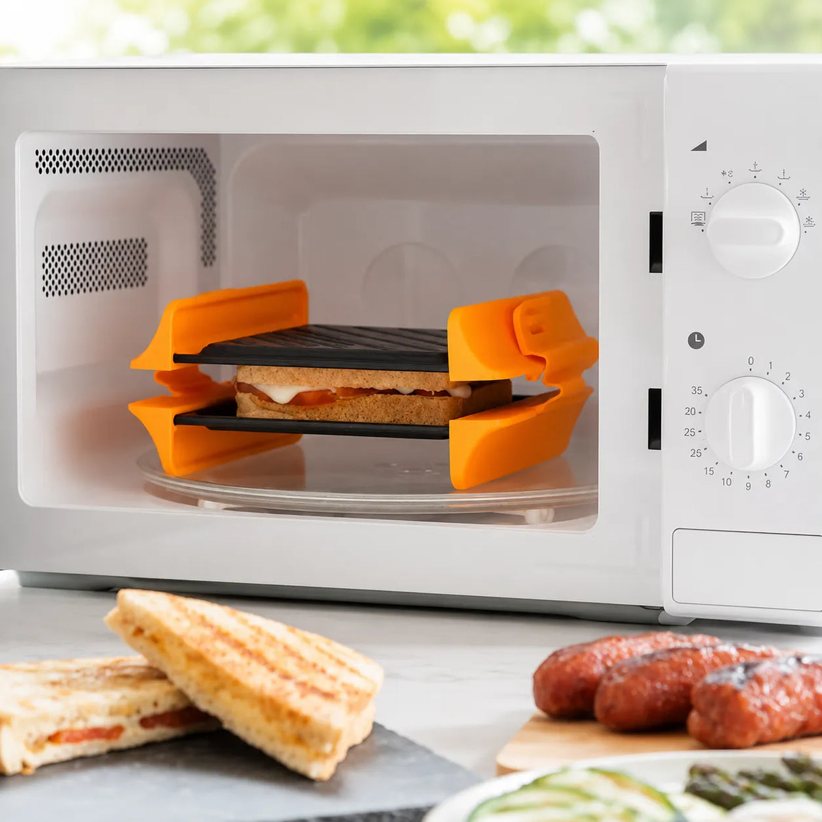 Piastra grill per microonde antiaderente con maniglie arancioni in forno a microonde