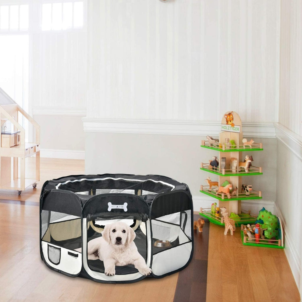 Cuccia pieghevole con cane bianco all’interno, pannelli in rete e ingresso con zip