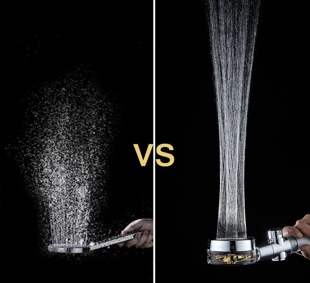Soffione doccia cromato con getto d’acqua a cascata e attacco flessibile