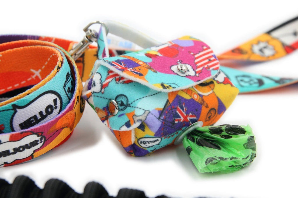 Dispenser per sacchetti per deiezioni canine in tessuto multicolore con clip e sacchetto verde